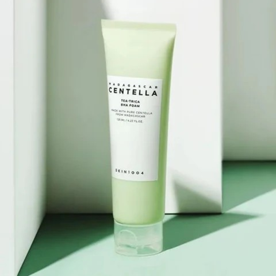 SKIN1004 Madagascar Centella Tea-trica BHA Foam 125ml, tube de mousse BHA sur fond vert, marque SKIN1004 en vitrine.