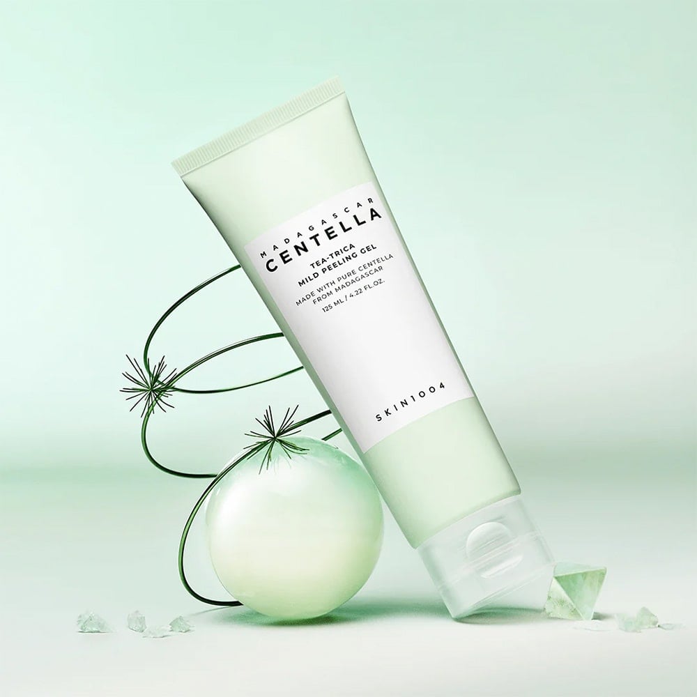 SKIN1004 Madagascar Centella Tea-trica Mild Peeling Gel 125ml, tube sur fond vert, marque SKIN1004, feuilles de centella