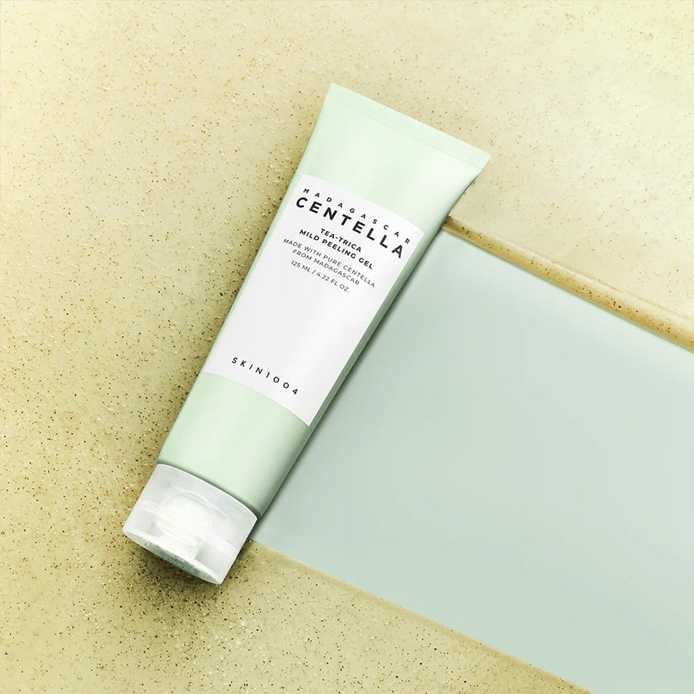 SKIN1004 Madagascar Centella Tea-trica Mild Peeling Gel 125ml, tube crème sur fond beige, visuel produit de la marque SKIN1004