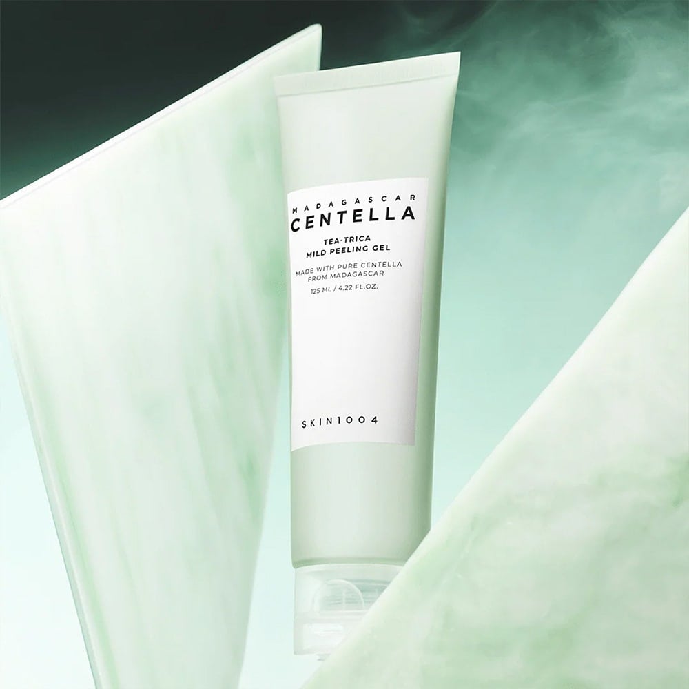 SKIN1004 Madagascar Centella Tea-trica Mild Peeling Gel 125ml de la marque SKIN1004, tube sur fond vert pastel