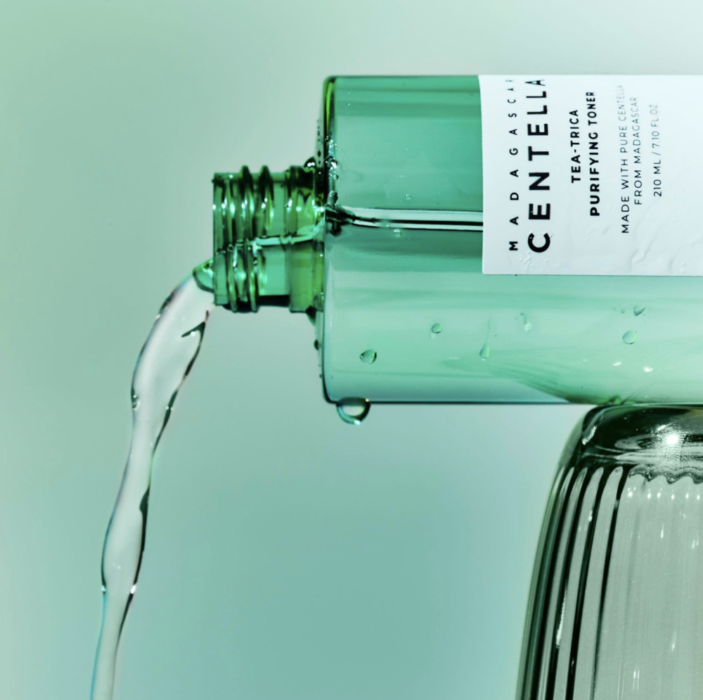 SKIN1004 Madagascar Centella Tea-trica Purifying Toner 210ml, flacon vert en gros plan sur fond clair, marque SKIN1004