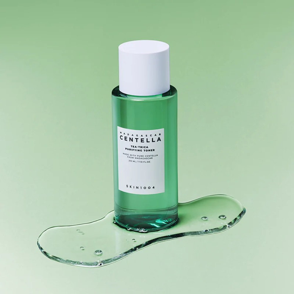 SKIN1004 Madagascar Centella Tea-trica Purifying Toner 210ml de SKIN1004, bouteille verte sur fond vert pastel.