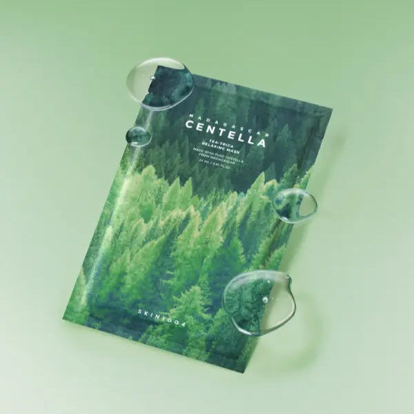 SKIN1004 Madagascar Centella Tea-trica Relaxing Mask 24ml [5 sheets], masque apaisant SKIN1004 sur fond vert, ambiance botaniques.