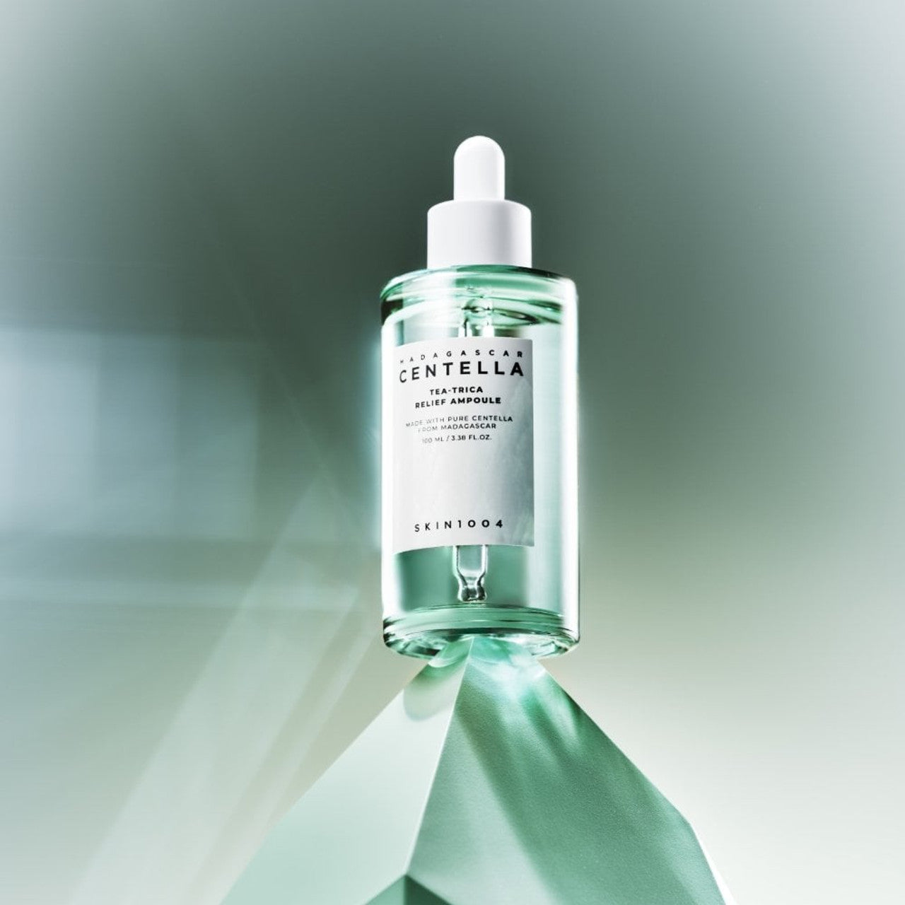 SKIN1004 Madagascar Centella Tea-trica Relief Ampoule 100ml de la marque SKIN1004, flacon sérum sur fond vert