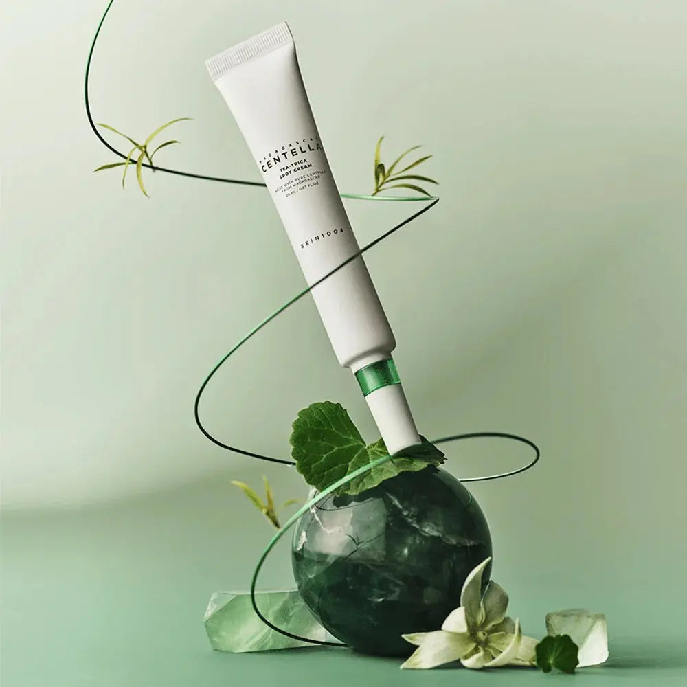 SKIN1004 Madagascar Centella Tea-trica Spot Cream 20ml de SKIN1004 sur fond vert, feuilles de centella et ambiance spa.