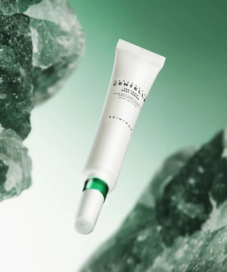 SKIN1004 Madagascar Centella Tea-trica Spot Cream 20ml de SKIN1004, tube crème sur fond vert et pierres, contexte beauté.