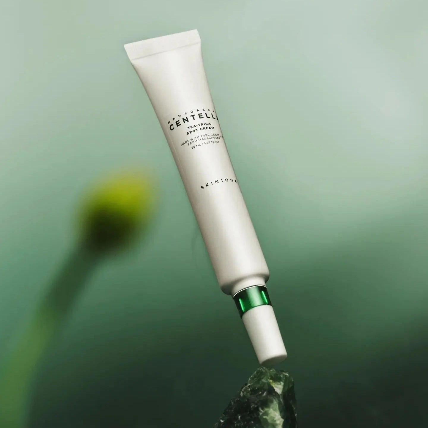 SKIN1004 Madagascar Centella Tea-trica Spot Cream 20ml de SKIN1004, tube crème sur fond vert, texture mise en valeur.