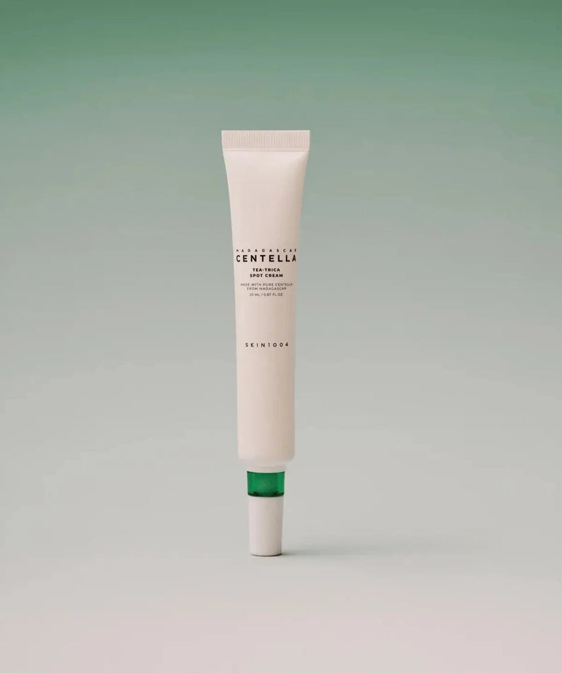 SKIN1004 Madagascar Centella Tea-trica Spot Cream 20ml, tube sur fond vert, marque SKIN1004, visuel produit en studio.