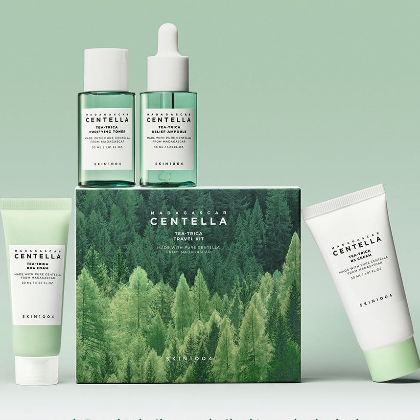 SKIN1004 Madagascar Centella Teatrica Travel Kit de SKIN1004 sur fond vert, flacons et tubes Centella.