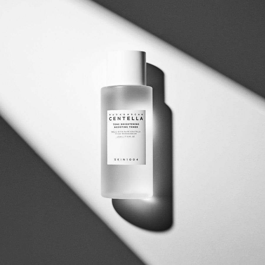 SKIN1004 Madagascar Centella Tone Brightening Boosting Toner 210ml de SKIN1004, flacon sur fond noir et blanc.