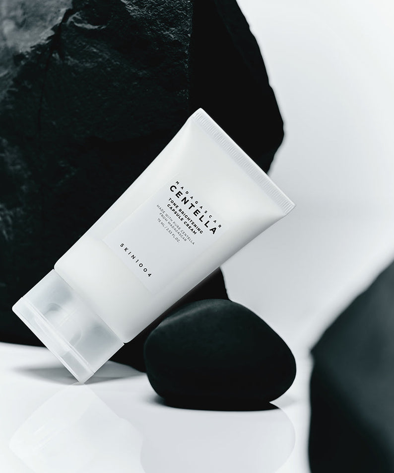 SKIN1004 Madagascar Centella Tone Brightening Capsule Cream 75ml, tube crème sur pierres noires et fond clair, marque SKIN1004