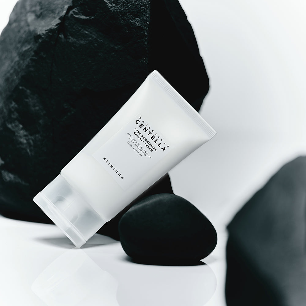 SKIN1004 Madagascar Centella Tone Brightening Capsule Cream 75ml, tube crème sur pierres noires et fond clair, marque SKIN1004