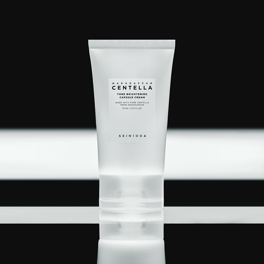 SKIN1004 Madagascar Centella Tone Brightening Capsule Cream 75ml de SKIN1004, crème tube sur fond noir et blanc.