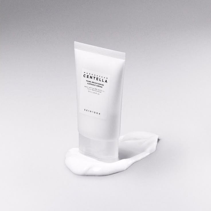 SKIN1004 Madagascar Centella Tone Brightening Capsule Cream 75ml de la marque SKIN1004, tube blanc sur fond minimaliste.
