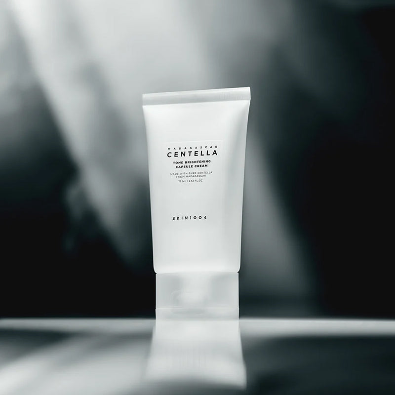 SKIN1004 Madagascar Centella Tone Brightening Capsule Cream 75ml de la marque SKIN1004 sur fond studio minimaliste.