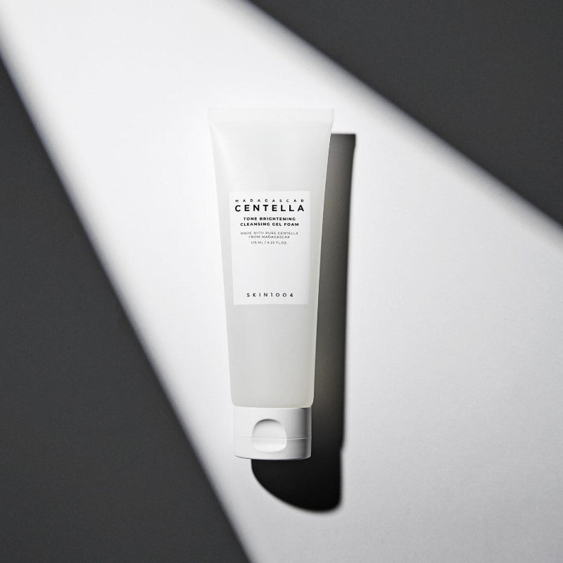 SKIN1004 Madagascar Centella Tone Brightening Cleansing Gel Foam 125ml sur fond noir et blanc, tube produit SKIN1004
