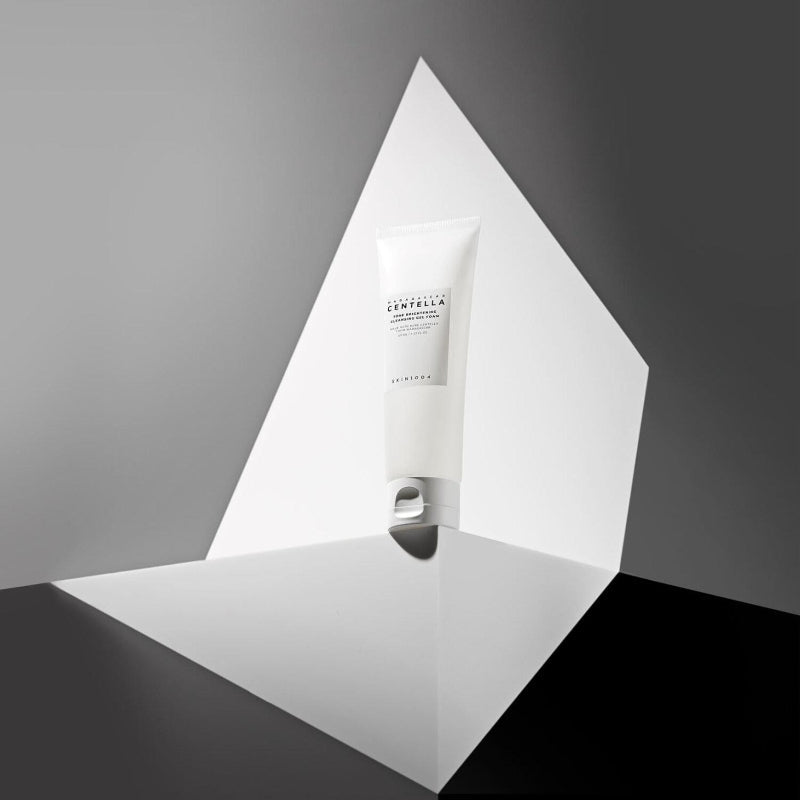 SKIN1004 Madagascar Centella Tone Brightening Cleansing Gel Foam 125ml, tube blanc sur fond géométrique, contexte studio.