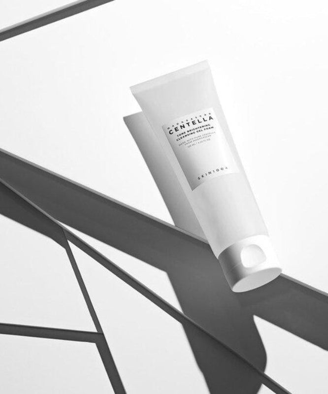SKIN1004 Madagascar Centella Tone Brightening Cleansing Gel Foam 125ml, tube sur fond clair, image produit de marque SKIN1004.