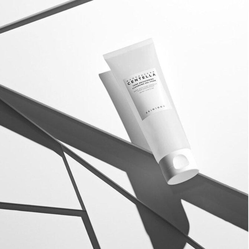 SKIN1004 Madagascar Centella Tone Brightening Cleansing Gel Foam 125ml, tube sur fond clair, image produit de marque SKIN1004.