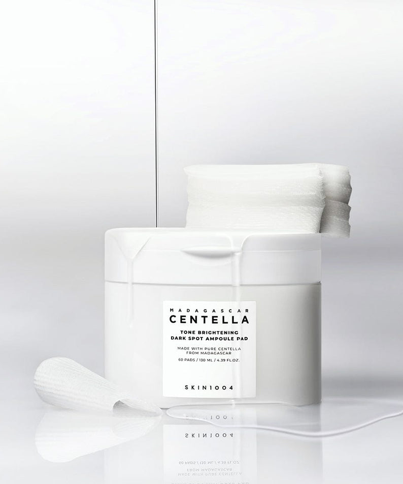 SKIN1004 Madagascar Centella Tone Brightening Dark Spot Ampoule Pads (60 sheets) de la marque SKIN1004, pack et coussinets blancs sur fond clair.