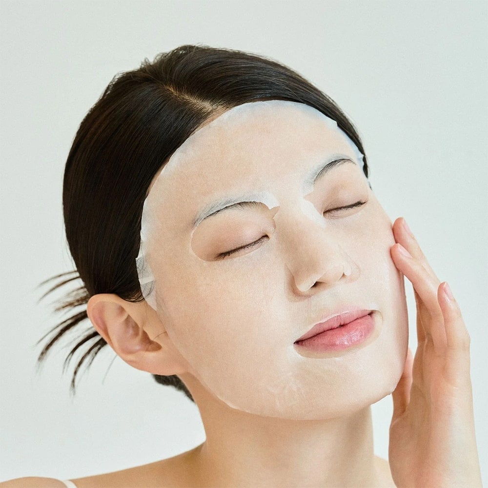 SKIN1004 Madagascar Centella Tone Brightening Glow Mask 25ml [5 sheets] : femme au visage avec patchs hydratants, marque SKIN1004