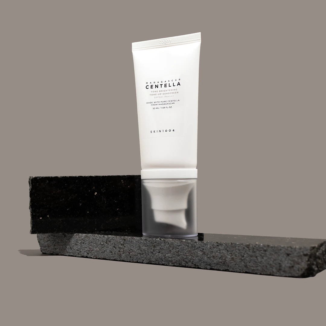 SKIN1004 Madagascar Centella Tone Brightening Tone-Up Sunscreen 50ml de la marque SKIN1004, tube blanc sur fond beige