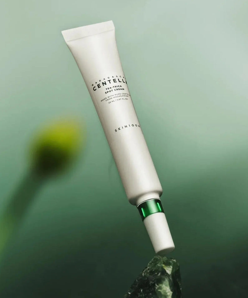 Crème anti-imperfections SKIN1004 Madagascar Centella Tea-trica Spot 20ml sur fond naturel vert.