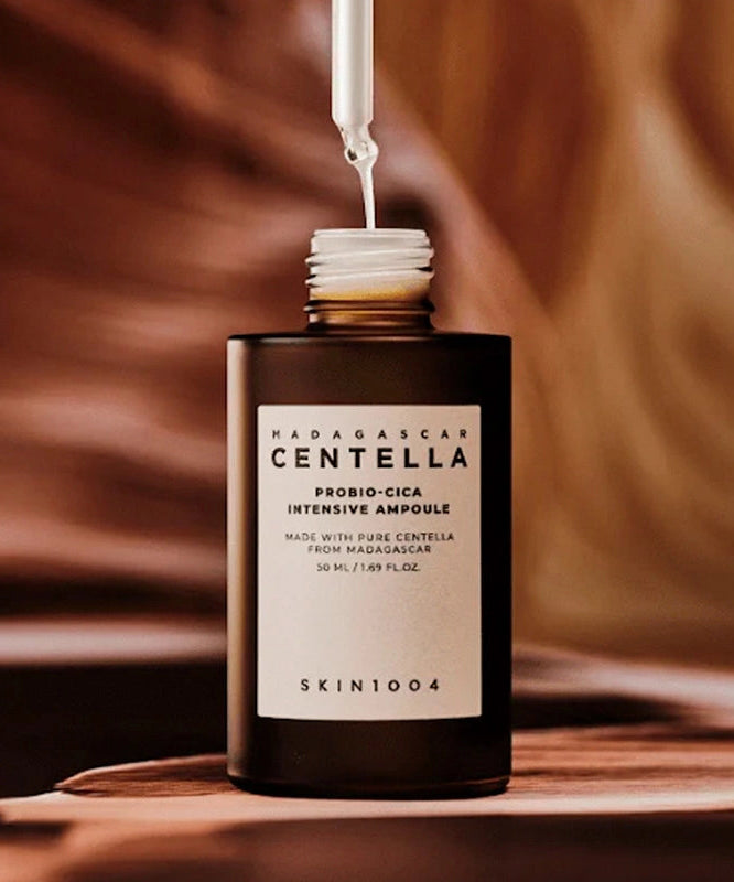 Flacon de SKIN1004 Madagascar Centella Probio-cica Intensive Ampoule 50ml avec pipette sur fond artistique.