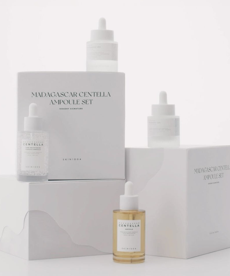 Ensemble de soins SKIN1004 Madagascar Centella Ampoule Set - 1004 Day Signature, flacons sur boîtes blanches, produit de beauté naturel.