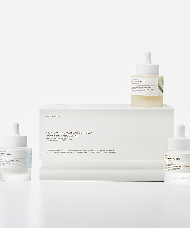 Kit de soins de peau SKIN1004 Madagascar Centella Boosting Ampoule avec flacons et boîte élégante sur fond blanc.