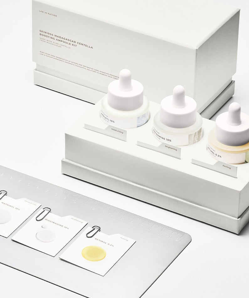 Kit d'ampoules SKIN1004 Madagascar Centella Boosting en présentation élégante, 3 flacons sur fond blanc. Produit de soin de la peau haut de gamme.