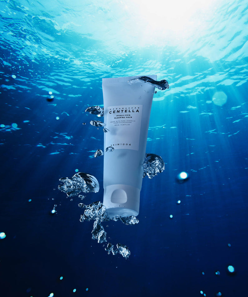 SKIN1004 Madagascar Centella Hyalu-Cica Acid Sleeping Pack 100ml flottant sous l'eau, illumine par la lumière aquatique.