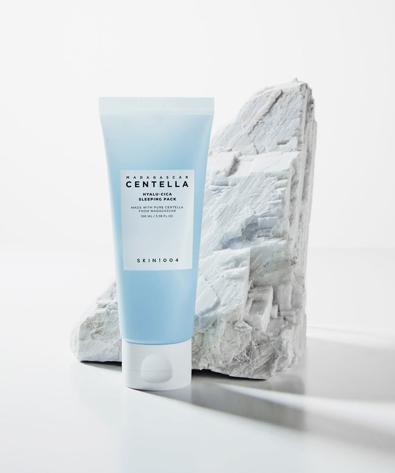 SKIN1004 Madagascar Centella Hyalu-Cica Acid Sleeping Pack 100ml devant une roche blanche, produit de soin pour la peau.