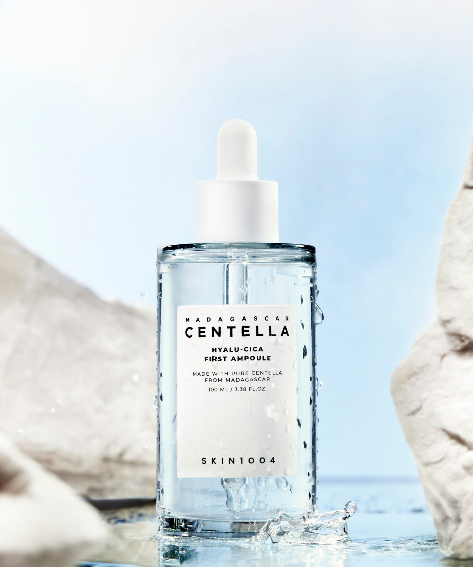 SKIN1004 Madagascar Centella Hyalu-Cica First Ampoule 100ml entre rochers, produit de soin luxueux.