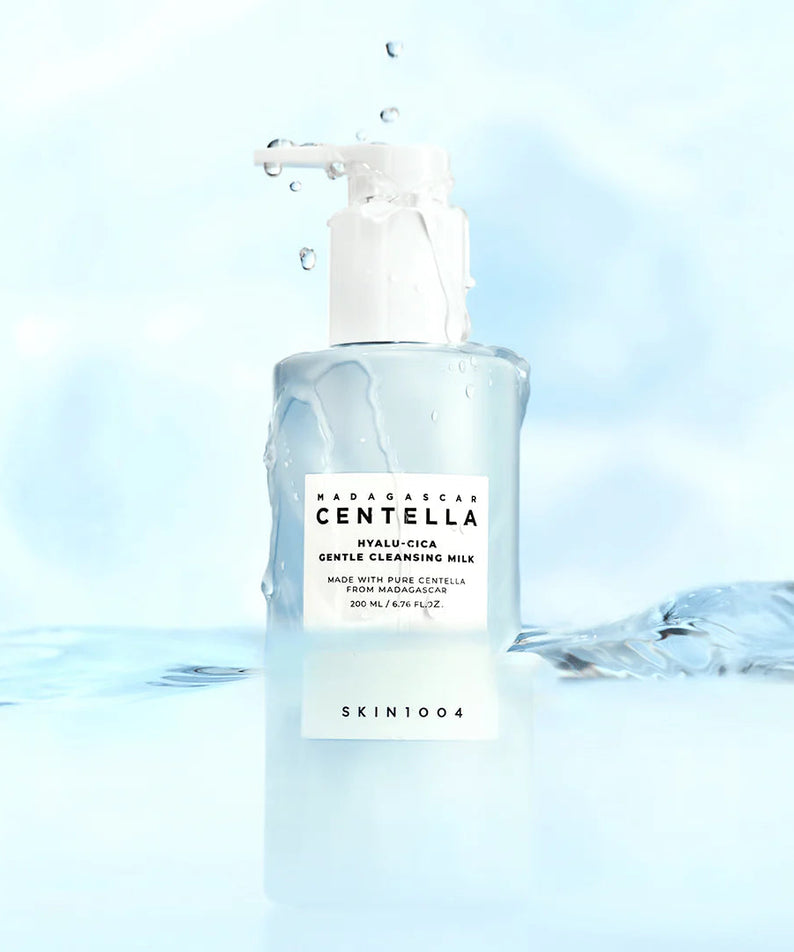 SKIN1004 Madagascar Centella Hyalur-Cica Gentle Cleansing Milk 200ml dans un flacon sur fond bleu aquatique