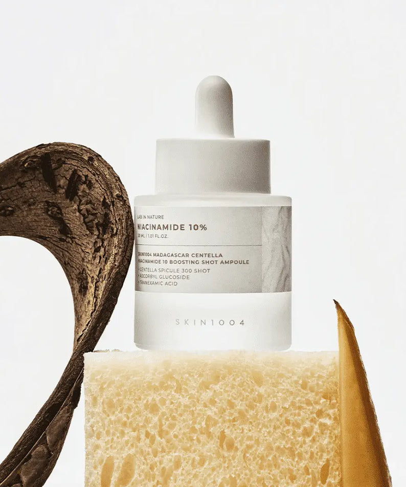 Flacon de 30ml de SKIN1004 Madagascar Centella Niacinamide 10 Boosting Shot Ampoule exposé artistique