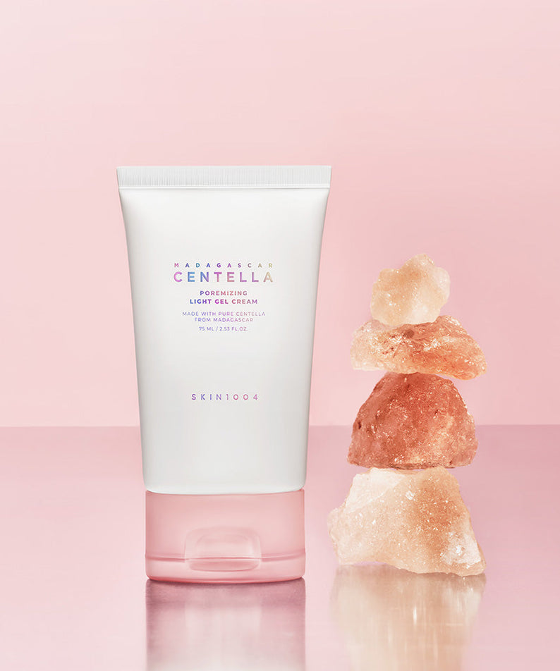 SKIN1004 Madagascar Centella Poremizing Light Gel Cream 75ml sur fond rose avec cristaux délicats à côté de la crème.