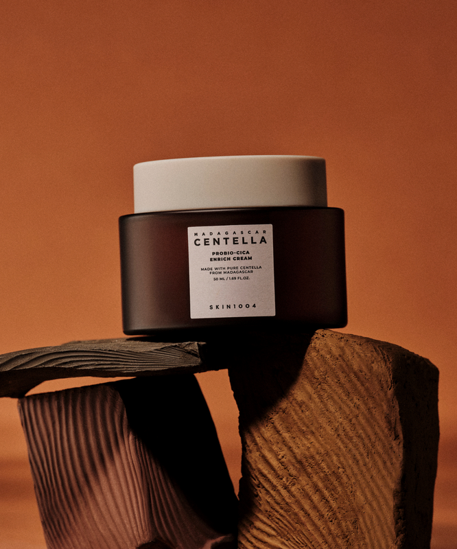 Crème SKIN1004 Madagascar Centella Probio-cica Enrich 50ml sur fond texturé brun.