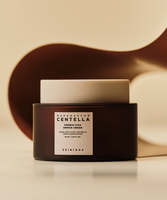 Crème hydratante SKIN1004 Madagascar Centella Probio-cica Enrich Cream 50ml en pot marron sur fond artistique.