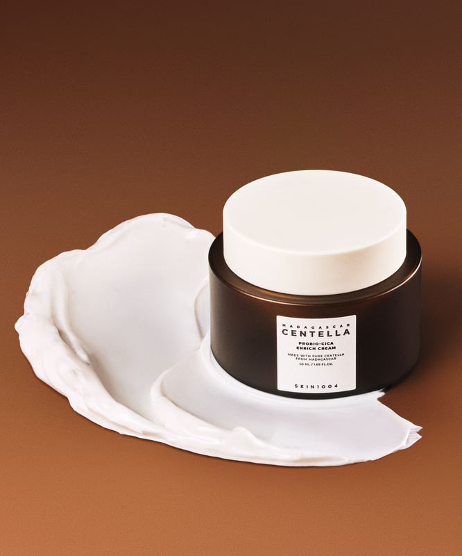 Crème SKIN1004 Madagascar Centella Probio-cica Enrich 50ml sur fond marron