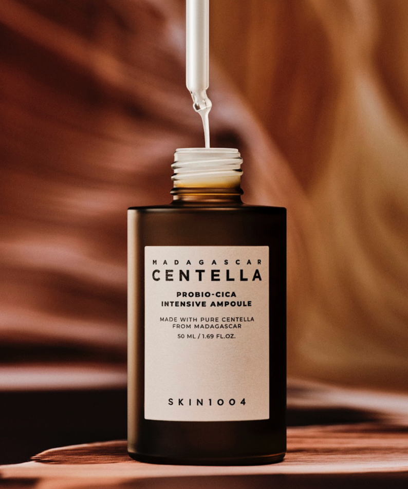 Flacon de SKIN1004 Madagascar Centella Probio-cica Intensive Ampoule 95ml avec pipette en gros plan.