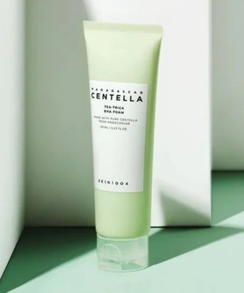 SKIN1004 Madagascar Centella Tea-trica BHA Foam 125ml sur une surface verte, produit phare pour soins de peau.