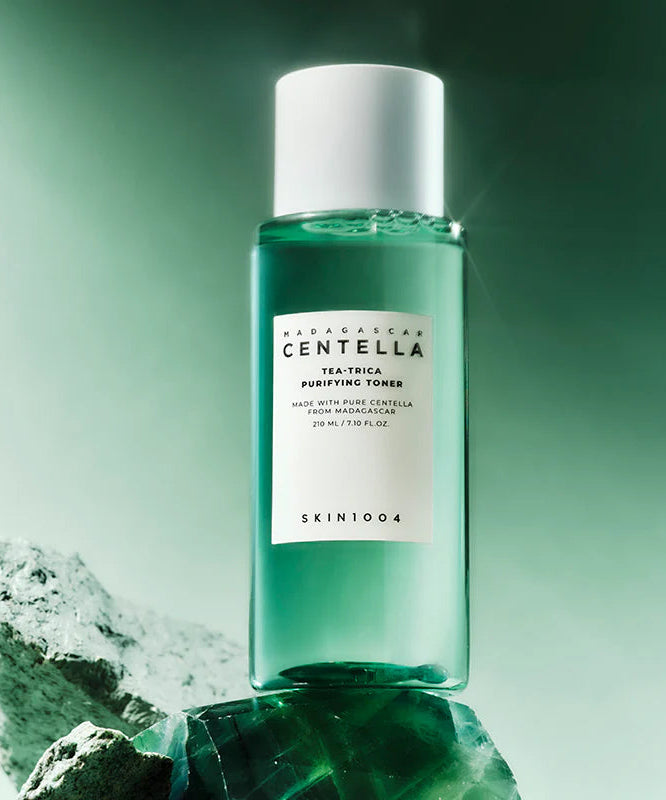 Flacon de SKIN1004 Madagascar Centella Tea-trica Purifying Toner 210ml sur fond vert élégant.