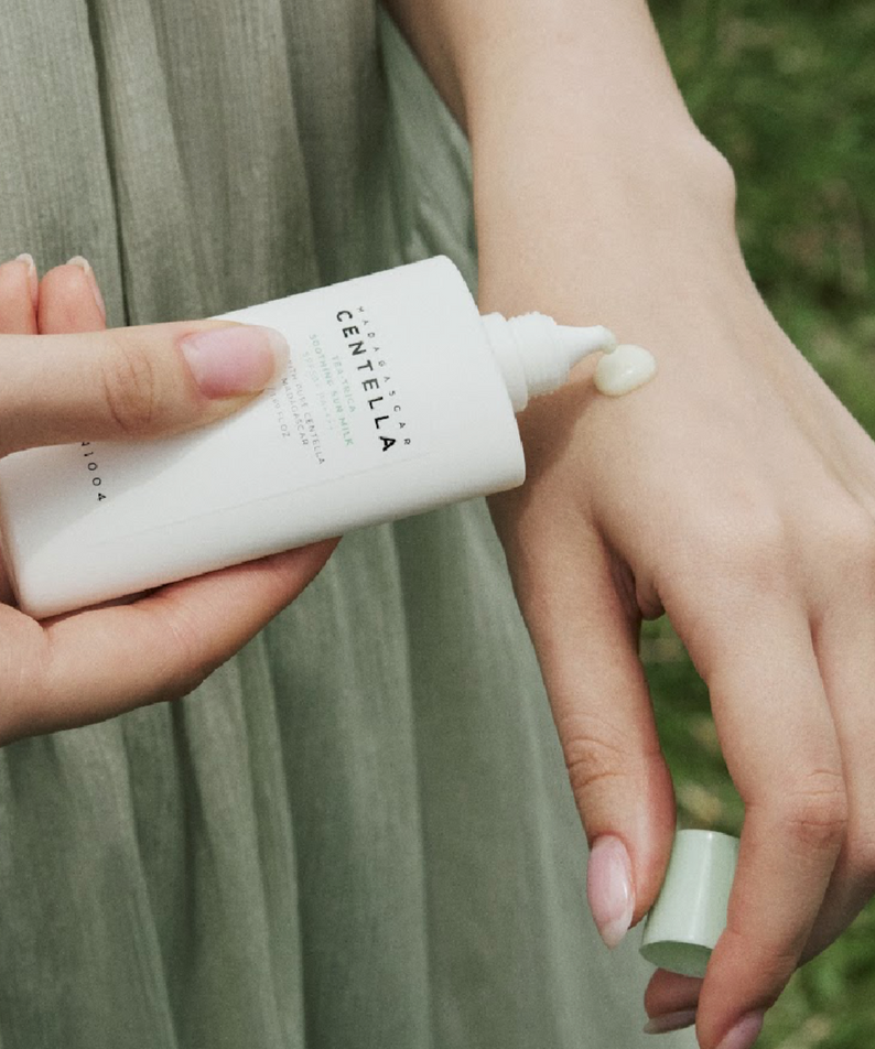Application du SKIN1004 Madagascar Centella Tea-trica Soothing Sun Milk 50ml sur la peau en extérieur.