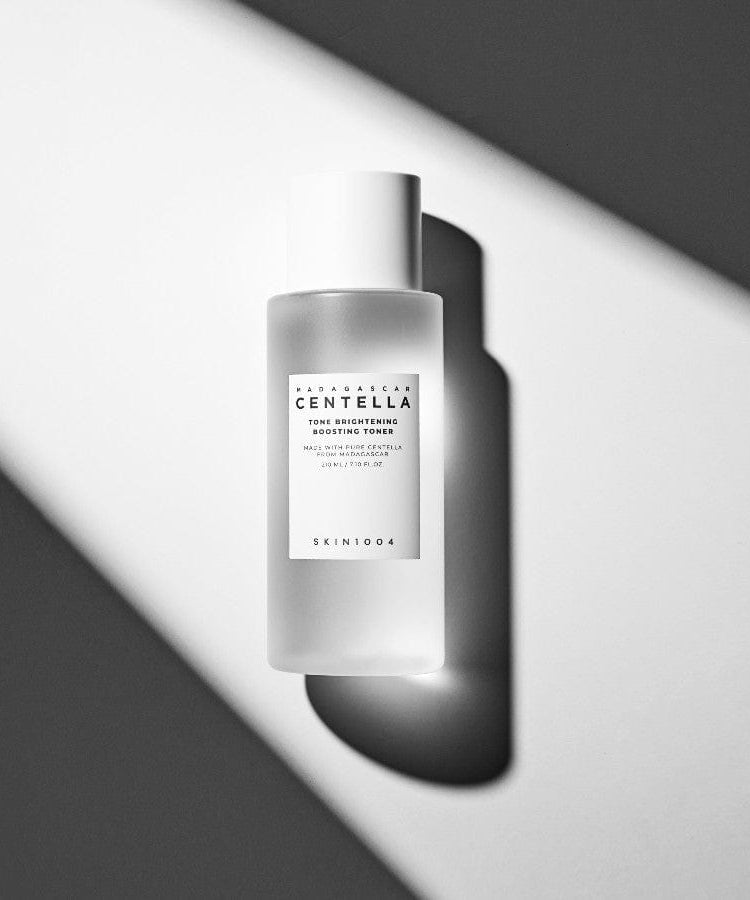 Flacon de SKIN1004 Madagascar Centella Tone Brightening Boosting Toner 210ml sur fond en noir et blanc.