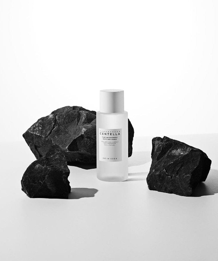 SKIN1004 Madagascar Centella Tone Brightening Boosting Toner 210ml sur fond de pierres noires, toner éclaircissant pour le visage.