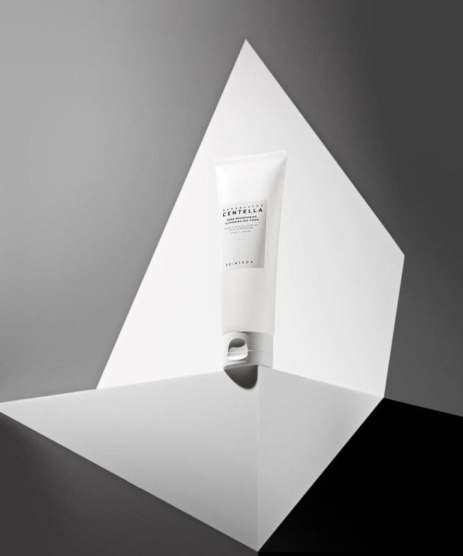 Tube de SKIN1004 Madagascar Centella Tone Brightening Cleansing Gel Foam 125ml avec arrière-plan géométrique moderne.