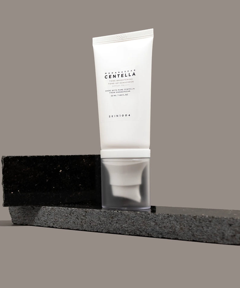 SKIN1004 Madagascar Centella Tone Brightening Tone-Up Sunscreen 50ml, crème solaire tonifiante, produit éclaircissant en tube de 50ml.