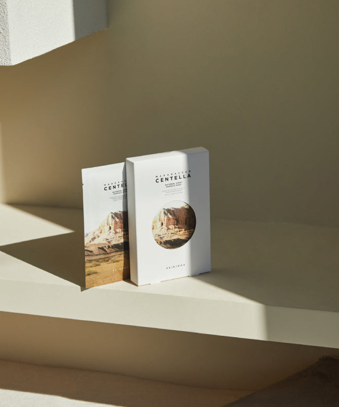 Masque SKIN1004 Madagascar Centella Water Gel Sheet Ampoule Mask 25ml [5 sheets] sur une étagère en lumière naturelle.