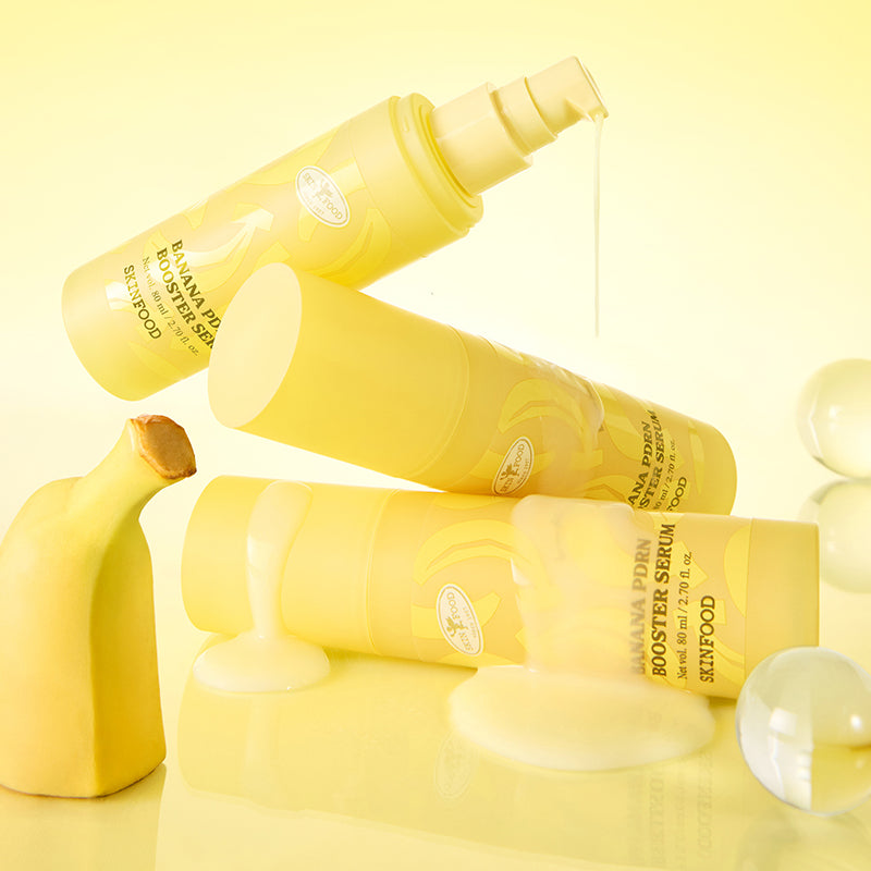 SKINFOOD Banana PDRN Booster Serum 80ml de la marque SKINFOOD, flacons jaunes sur fond crème, contexte beauté soin